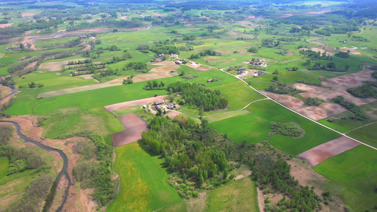 video aéreo del río hańcza, paisaje verde