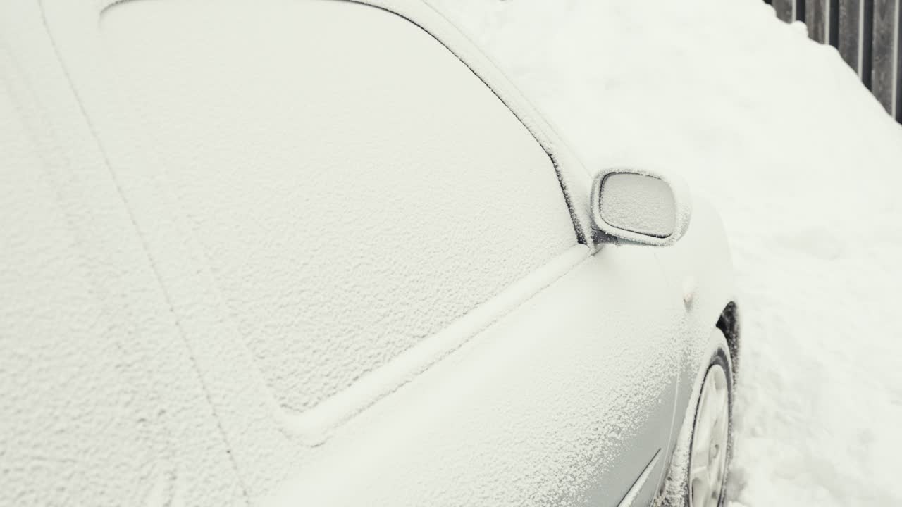 La carrozzeria dell'auto è coperta di brina.