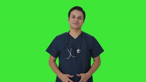 Feliz-Médico-Indio-Preparándose-Para-La-Pantalla-Verde-De-Servicio