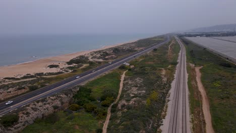 Vía-Férrea-De-Magadim,-Ferrocarril-Costero-Y-Carretera-Paralela-A-Una-Playa-De-Arena.