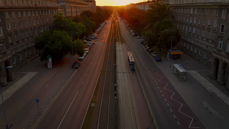 Luz-Suave-De-La-Mañana-Del-Amanecer-En-Nowa-Huta---El-Distrito-Socialista-Ideal-En-Cracovia,-Polonia,-Durante-El-Otoño