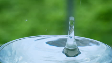 Gotas-De-Agua-En-La-Superficie-De-La-Cuenca-En-Cámara-Lenta