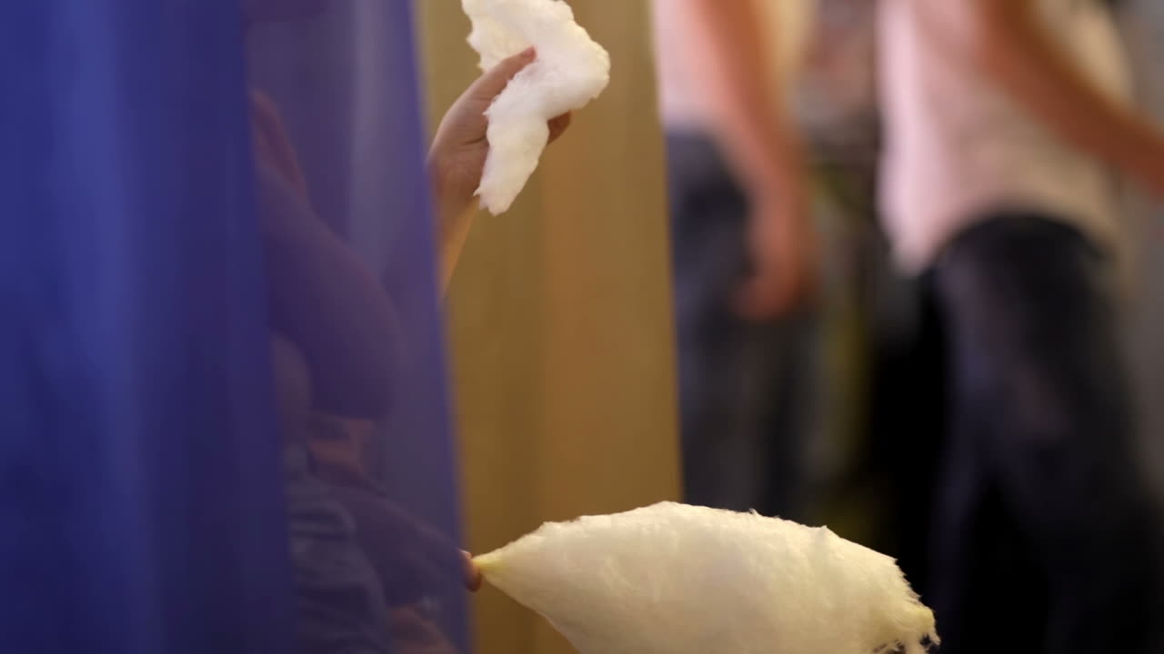 인식 할 수없는 아이들은 색 목화 사탕을 먹습니다.