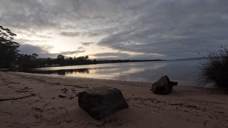 Sonnenaufgang-Am-Frühen-Morgen-Im-Zeitraffer-In-Strahan-An-Der-Westküste-Von-Tasmanien,-Australien