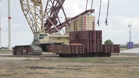 enorme grúa utilizada para construir turbinas eólicas.