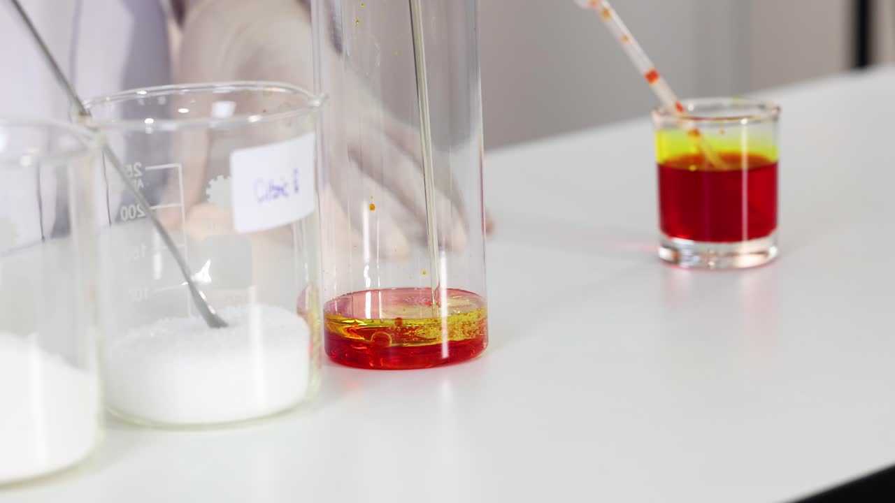 과학 실험에서 다채로운 액체 상호 작용