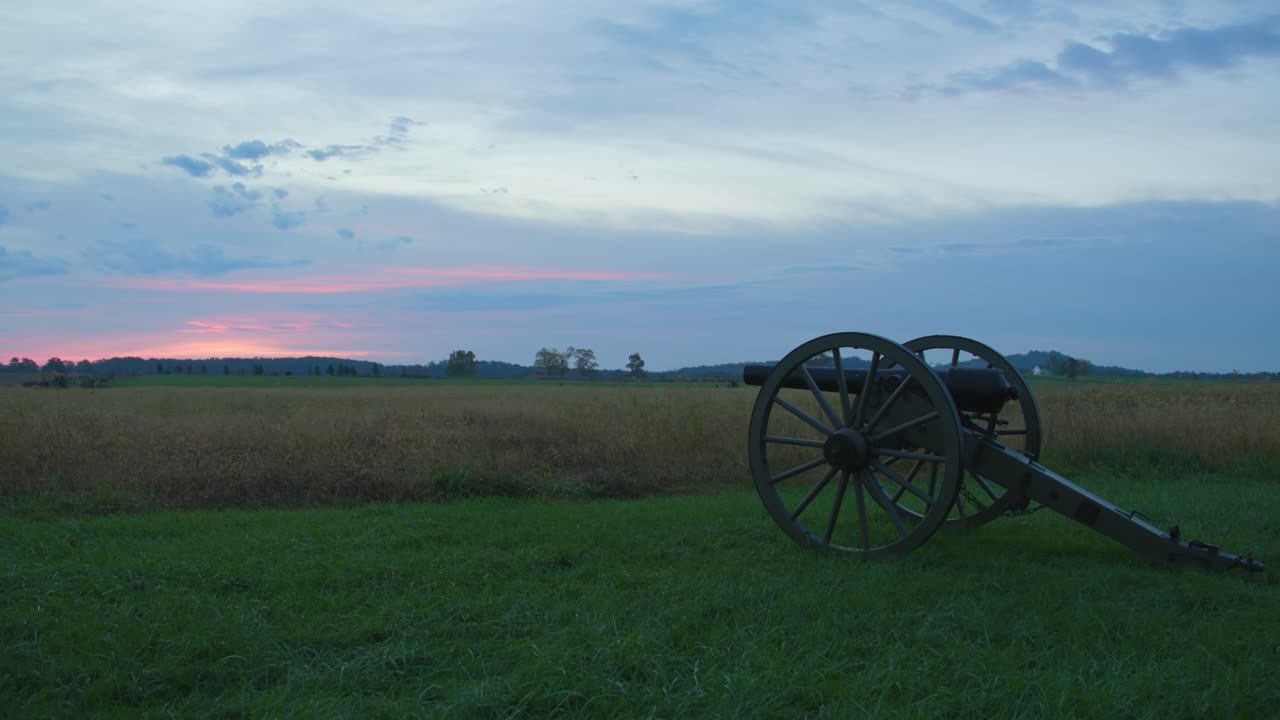 cañón de la guerra civil americana en el parque militar nacional de gettysburg