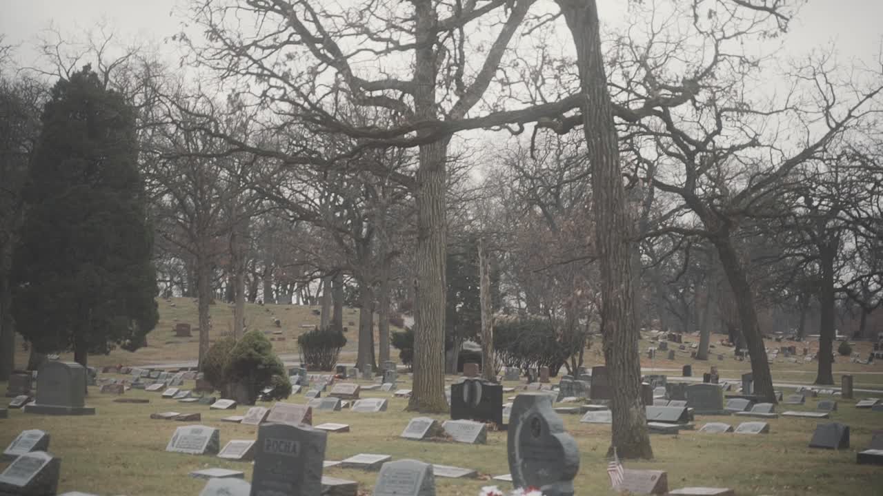 tiro de lápidas en el cementerio de chicago