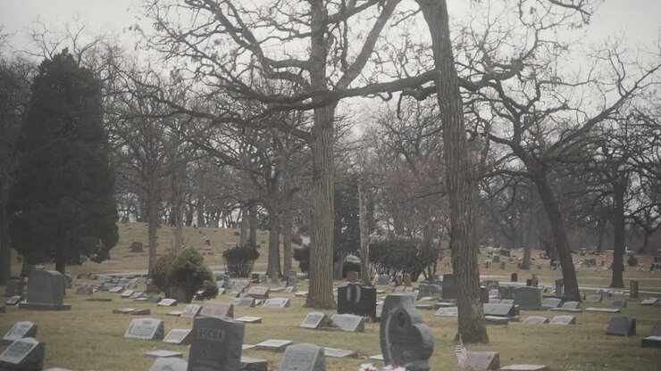 Ripresa di lapidi nel cimitero di Chicago.
