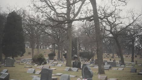 Schuss-Von-Grabsteinen-Auf-Dem-Chicago-Friedhof