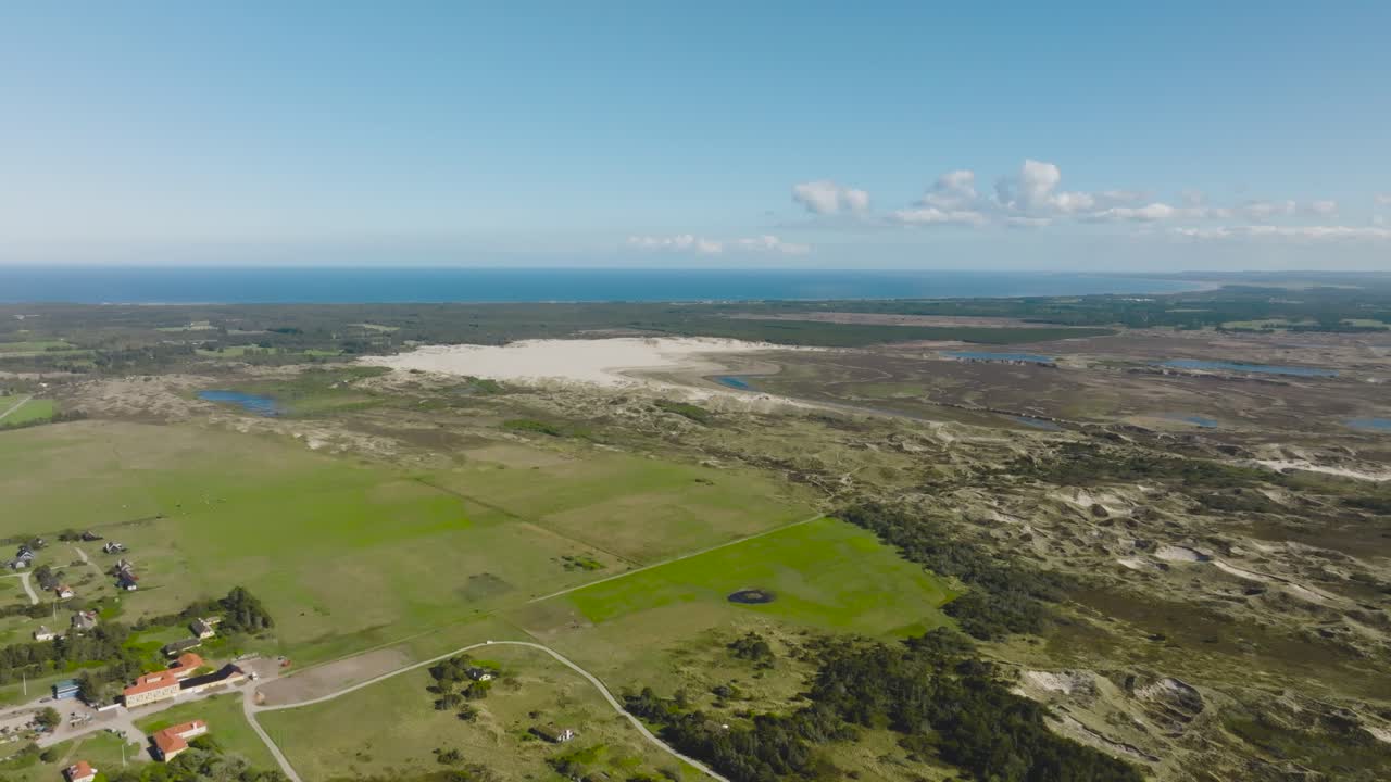 덴마크의 숲과  한가운데에 있는 큰 모래 언덕의 파노라마 풍경