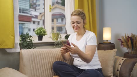 Woman-smiling-at-phone-message.