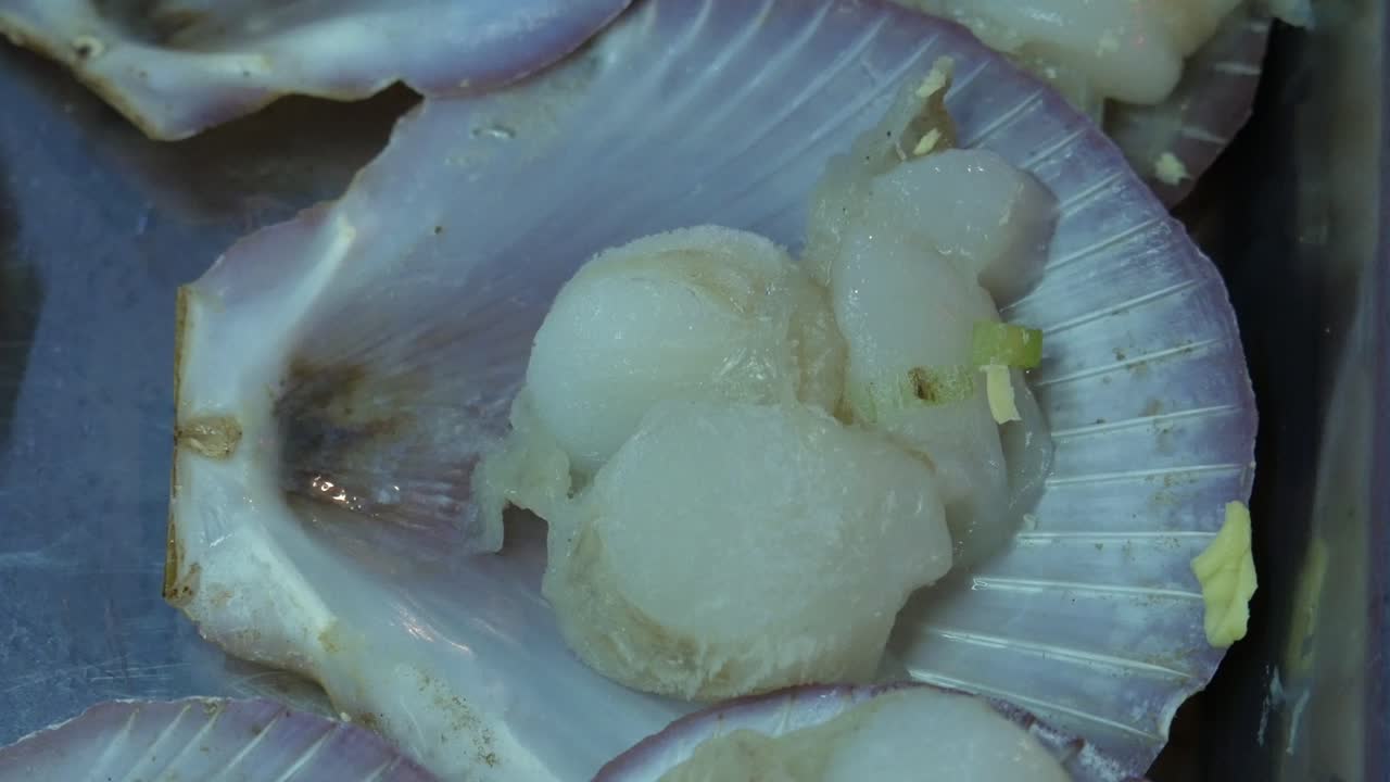 vieiras con cebolla de primavera y queso listas para cocinar en el mercado nocturno del restaurante de mariscos de tailandia