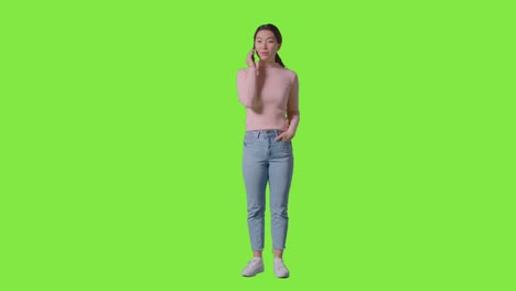 휴대전화에 응답하고 녹색 화면에 대해 나쁜 소식을 받는 여성의 전체 길이 스튜디오