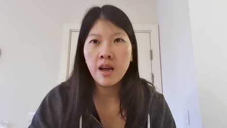 나이 든 학생이 카메라에 직접 대고 발표하고 이야기합니다.