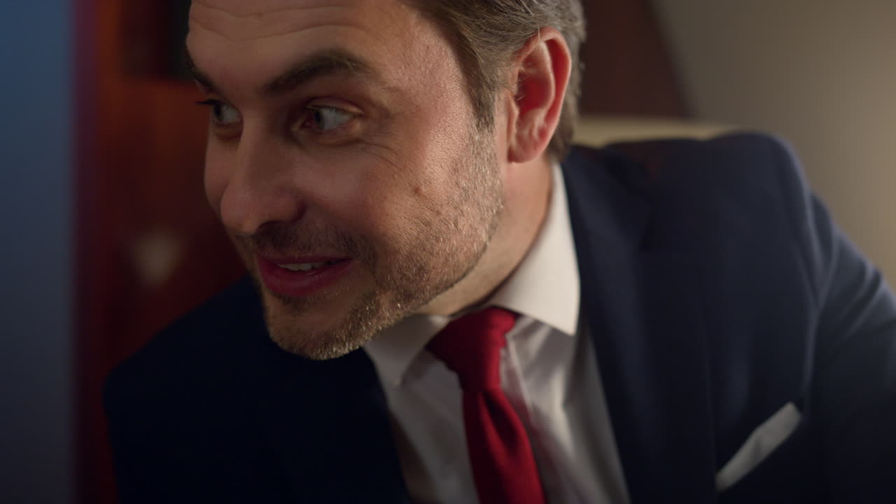 primer plano empresario feliz trabajando en traje. hombre de negocios confiado viajando en jet