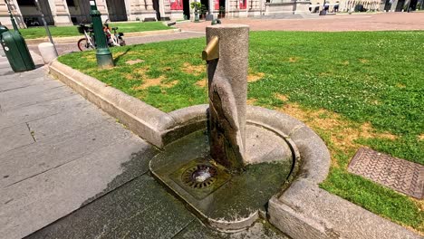 agua que fluye de una fuente de piedra