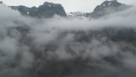 klöntalersee glarus switzerland mountain peaks in the clouds