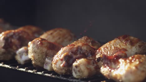 disparo de panorámica a través de pollo de barbacoa jugoso dorado en la cocina de verano