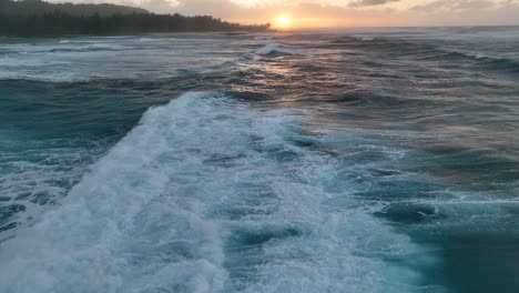 Un-Video-Aéreo-Con-Un-Dron-Captura-La-Encantadora-Puesta-De-Sol-De-La-Hora-Dorada-En-Hawaii,-Revelando-Una-Vista-Impresionante-De-Las-Grandes-Olas-Del-Océano-Rompiendo.