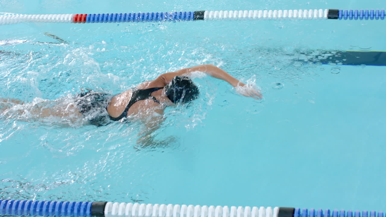카우카시안 여성 수영 선수가 수영장에서 수영하고, 복사 공간이 있습니다.