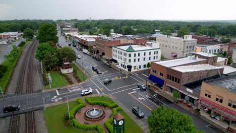 Hohe-Luftaufnahme-über-Thomasville,-North-Carolina,-North-Carolina