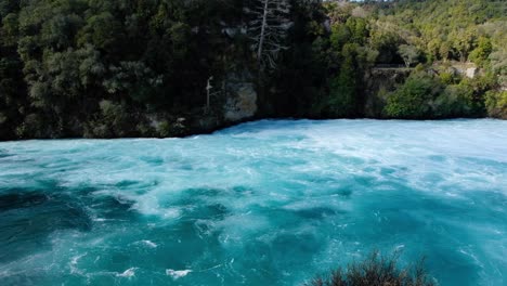 hermoso río waikato en las cascadas de huka en la isla norte de nueva zelanda aotearoa