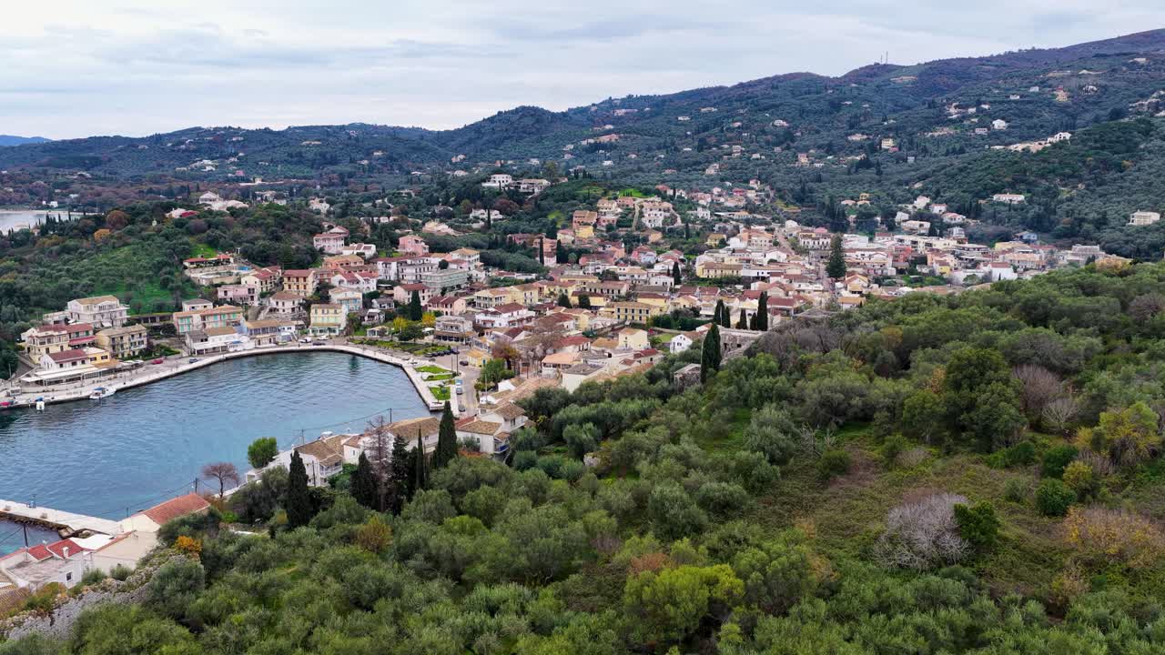 Vista aerea sulle antiche rovine del castello e sugli uliveti verso la città costiera e il mare