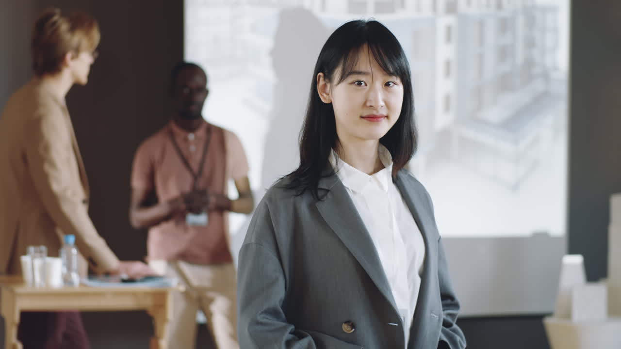 在商务会议上年轻亚洲女性的肖像