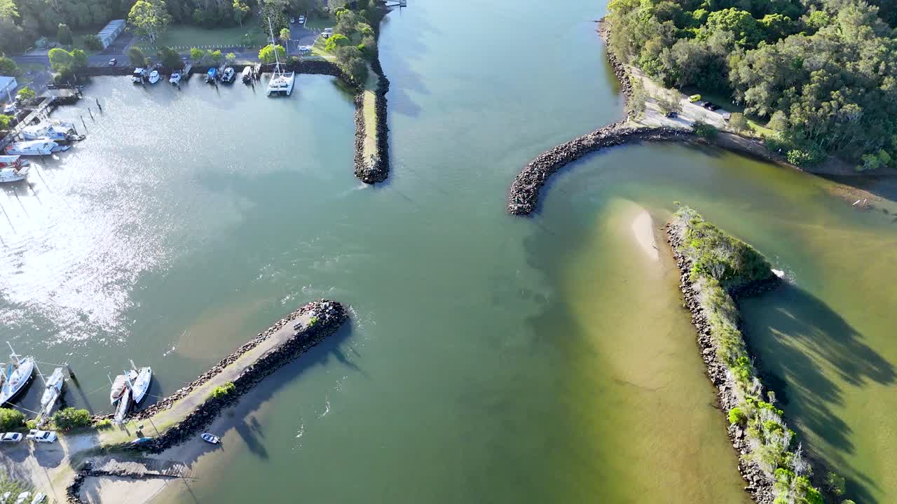 강 과 배 들 의 풍경적 인 공중 풍경
