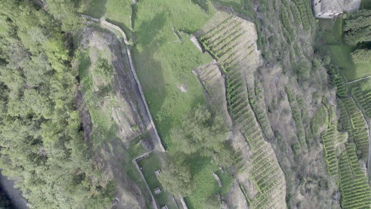 video con drone de plano cenital sobre el catillo nuovo o vistonceo
