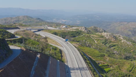 高速公路切割自然的全景