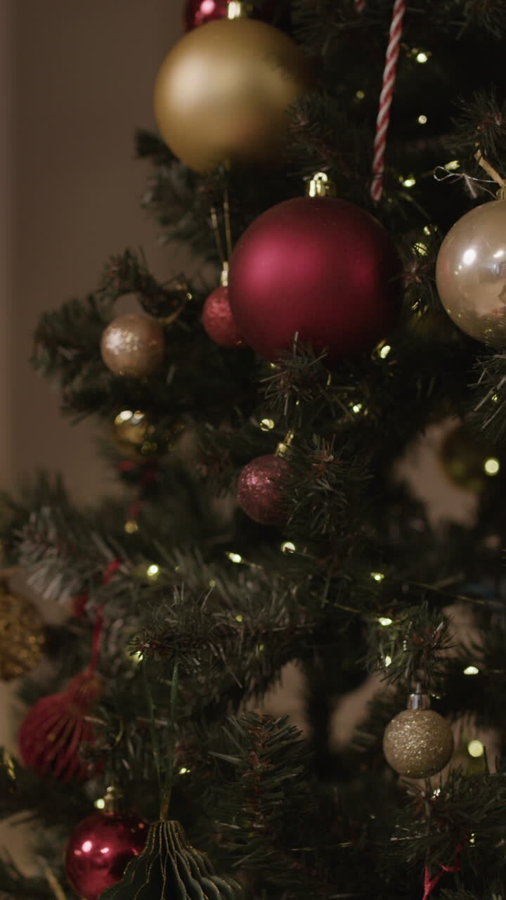 árbol de navidad con adornos