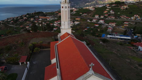 vista aérea sobre la iglesia de sao martinho en funchal, madeira: movimiento de grúa que desciende de la hermosa iglesia durante la puesta de sol