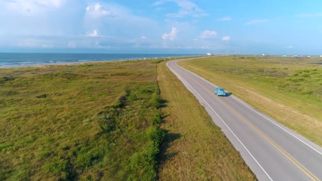 Oldtimer-Verfolgungsjagd-Ozean-Texas-Beach-1940-Plymouth-Straßenfahrt-Drohne-4k