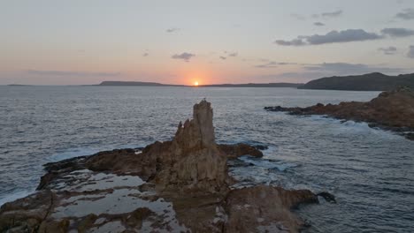 Impresionante-Vista-De-Formaciones-Rocosas-En-El-Mar-Al-Amanecer-En-Cala-Pregonda.