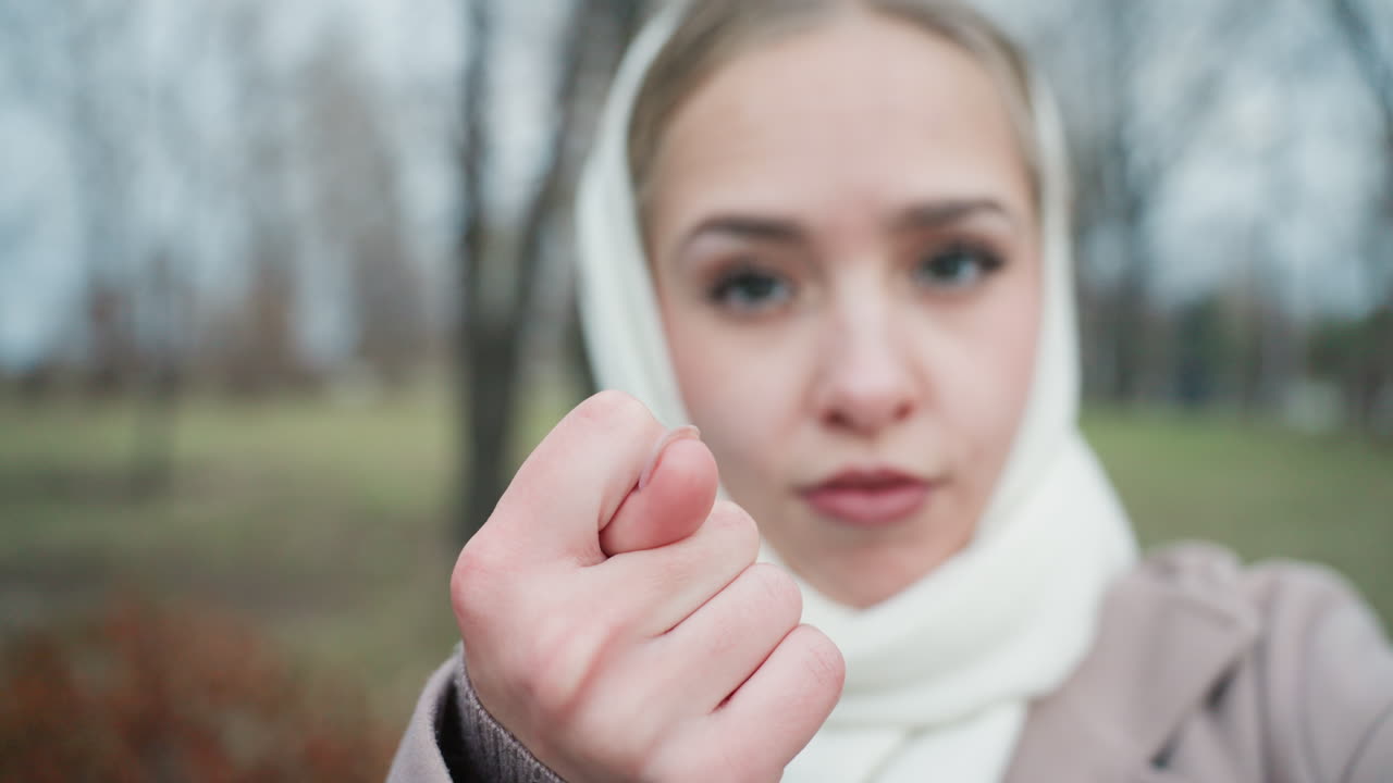 Atkılı neşeli kadın eğlenceli bir ruh hali sergiliyor. Atkı takan canlı kadın dışarıda şımarık bir ifade gösteriyor. Atkılı keyifli kadın, rüzgarlı bir günde dışarıda esprili bir yüz ifadesi takınıyor.