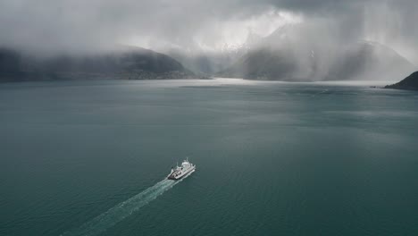 Vista-Aérea-Del-Ferry-En-La-Ruta-Afarnes-solsnes-Cruzando-El-Fiordo