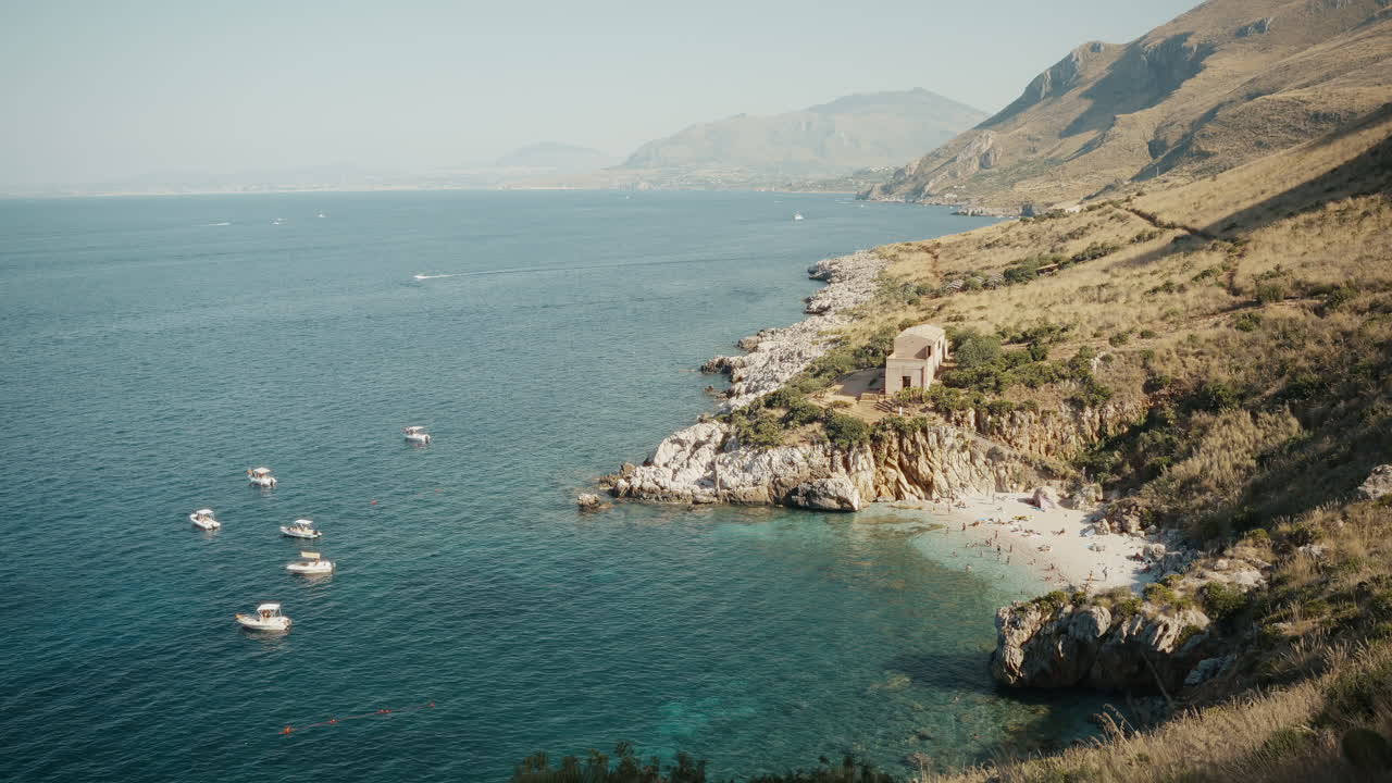 Kystbugt i Zingaro Naturreservat, Sicilien med både og klart vand
