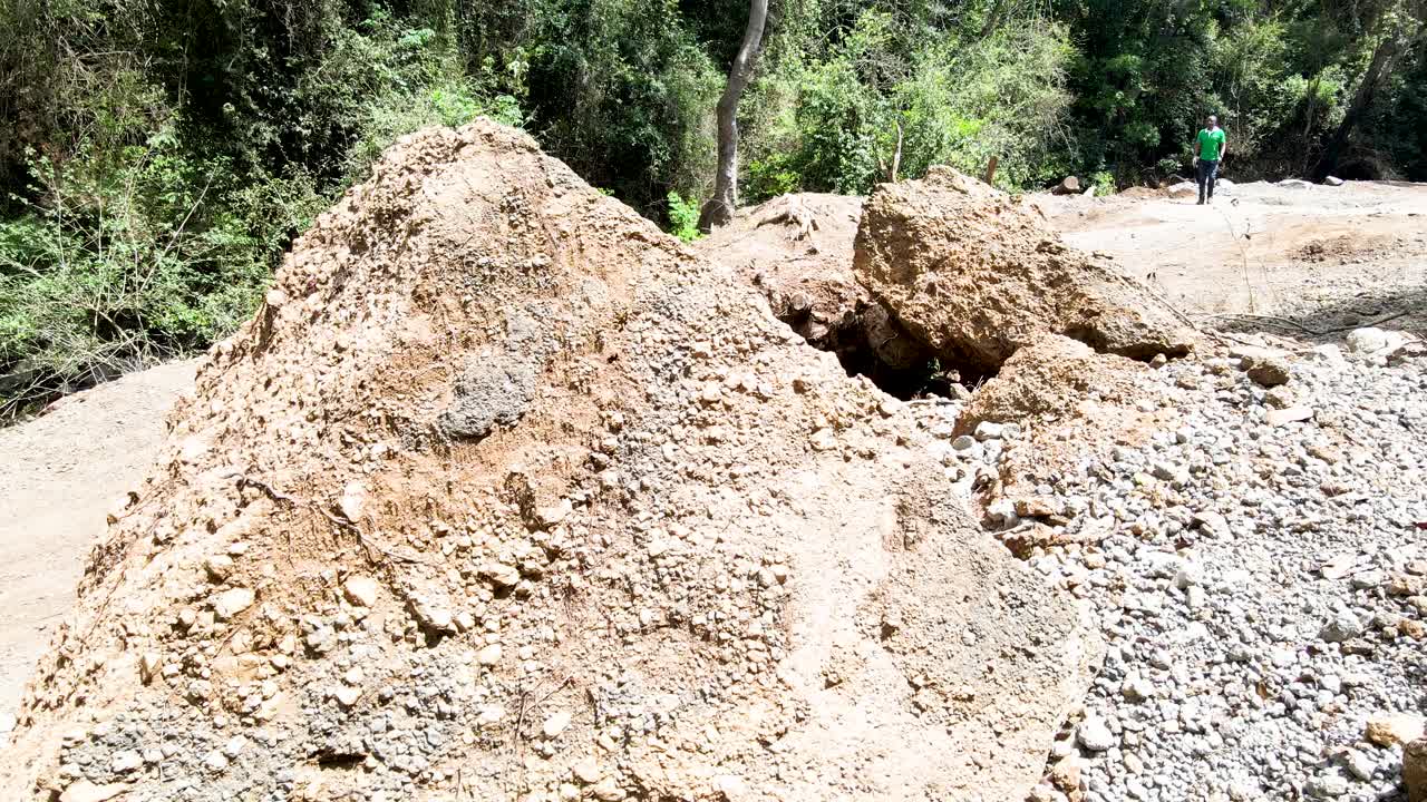Primo piano panoramico della struttura di una parete rocciosa - motivo superficiale decorativo di roccia sedimentaria