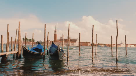 Barcos-Góndola-De-Venecia