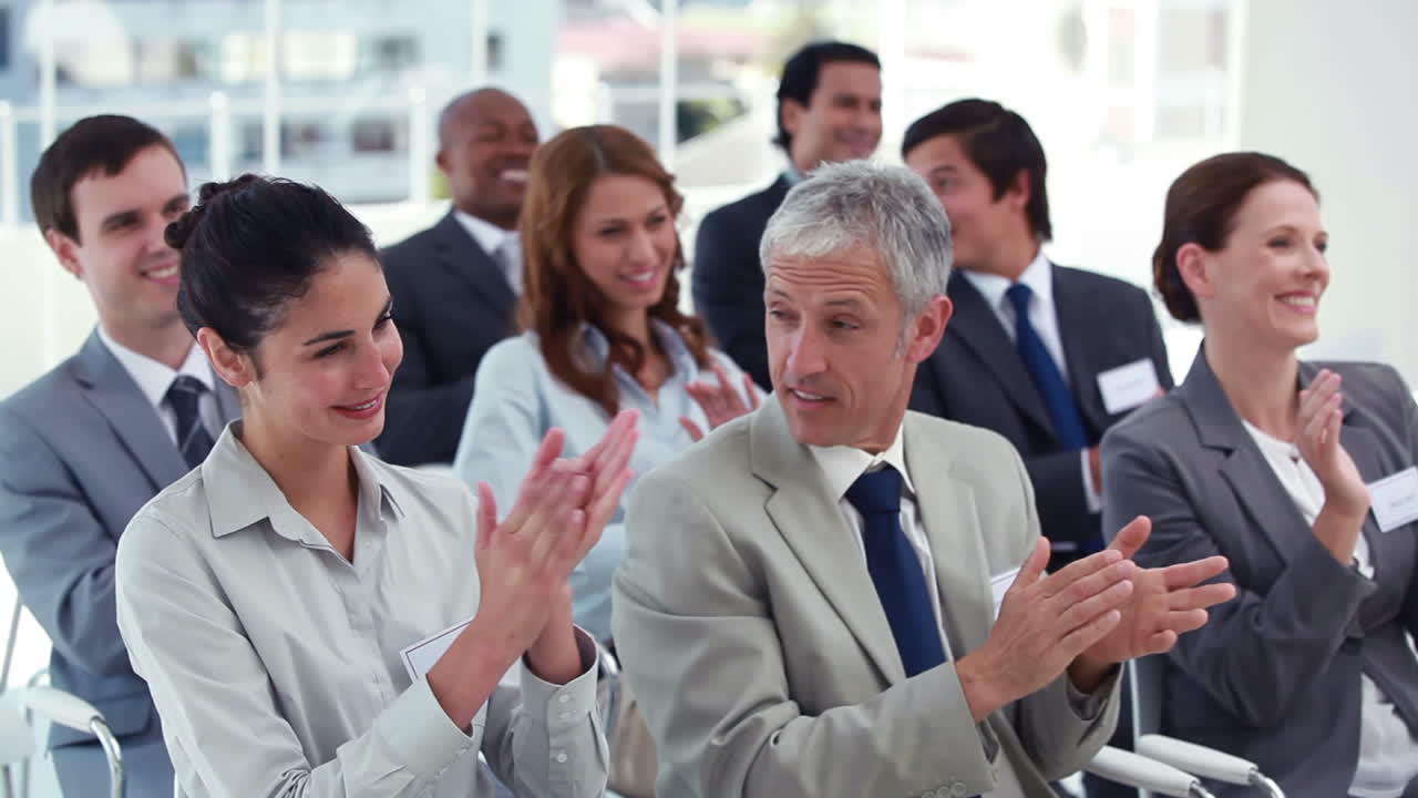 la audiencia asintiendo y aplaudiendo