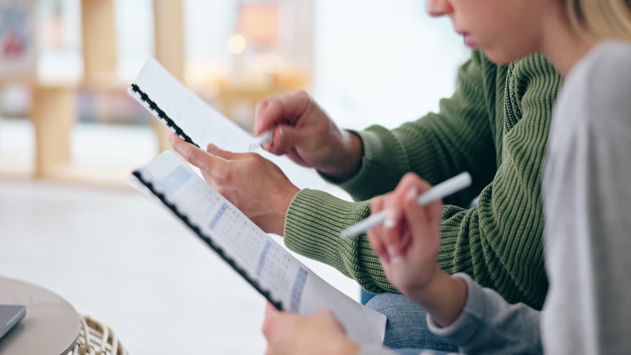 manos de la pareja, documentos y planificación para el hogar