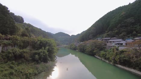 Aldea-Aislada-Cerca-Del-Río-Dozan,-Valle-De-Iya,-Isla-De-Shikoku,-Japón