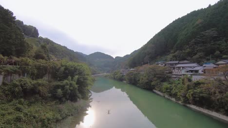aldea aislada cerca del río dozan, valle de iya, isla de shikoku, japón