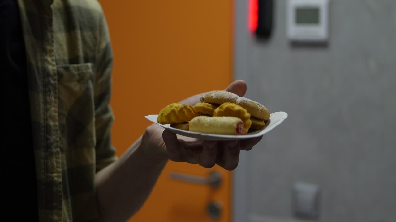 compartiendo pizza y bocadillos