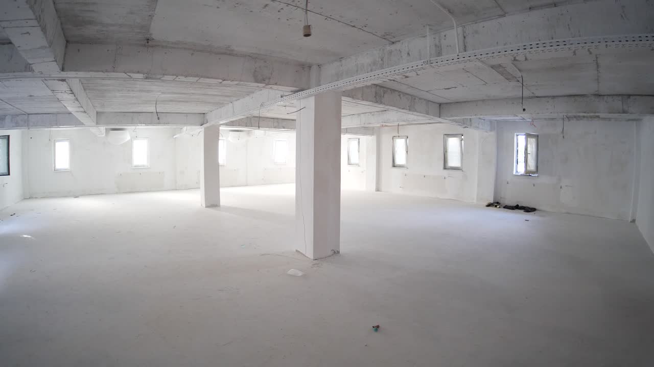 Camminando all'interno nell'open space in costruzione.