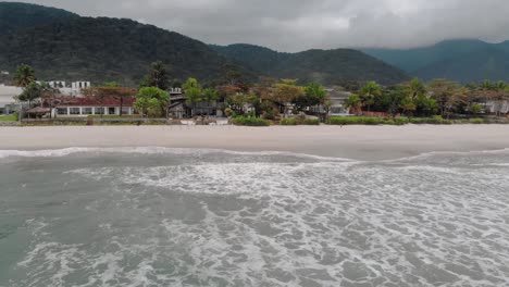 Imágenes-De-Drones-De-La-Playa-Sobre-El-Mar,-Montaña-Frente-Al-Mar,-Día-Nublado,-Olas,-Paisaje-De-Juquehy,-Ubatuba,-Costa-Norte-De-São-Paulo,-Brasil