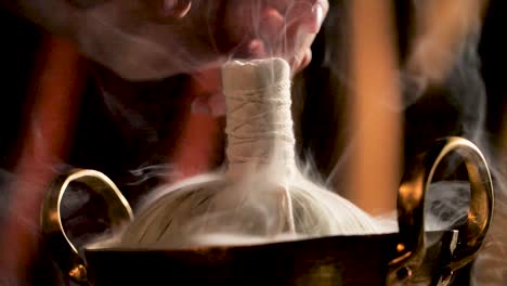 compresa de hierbas al vapor, terapia tailandesa aromática, de cerca