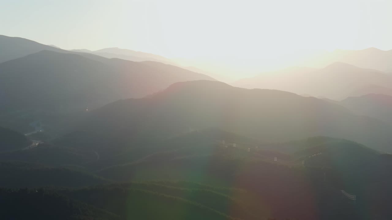 여름의 빛, 일몰, 상록색 공중 드론, 아이다호 스프링스, 골든 캐니언, 인디언 피크, i-70, 인터스테이트, 제네스 파크, 산층, 로키 마운틴, 콜로라도, 미국, 관광객, 통근자, 드라이브,, 오른쪽, 천천히.